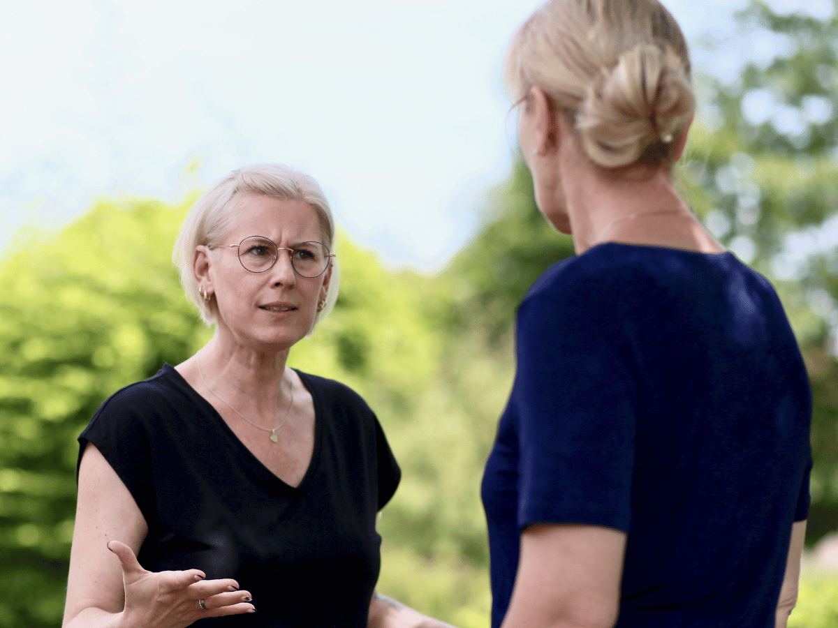 Zwei Frauen die sich draußen unterhalten 