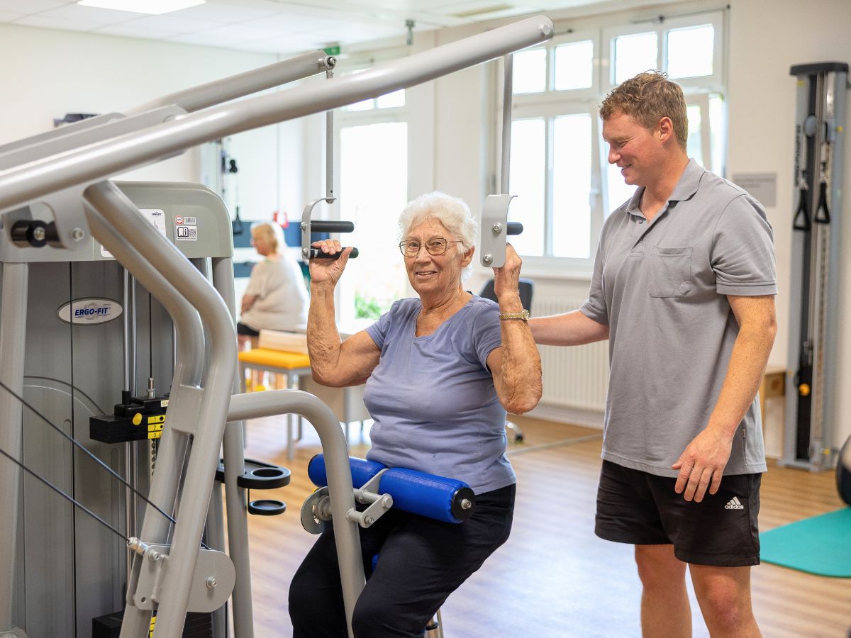 Eine Frau die Sport Übungen durchführt