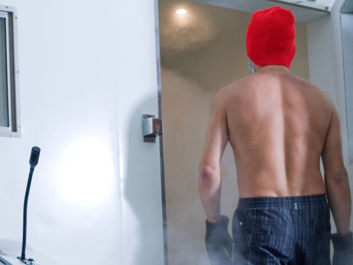 Ein Mann der einen roten Hut auf hat 