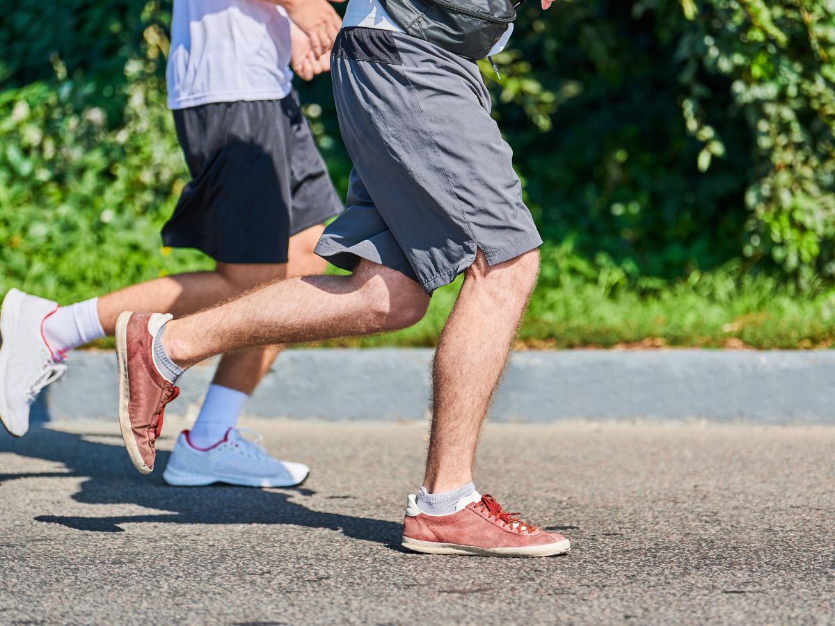 Zwei Personen die joggen 