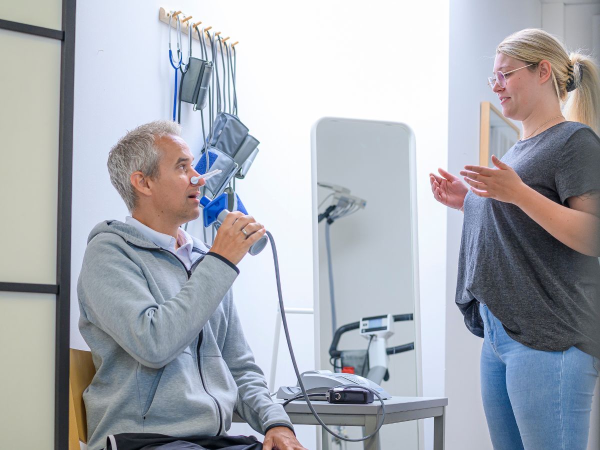 Der Mann und die Frau unterhalten sich