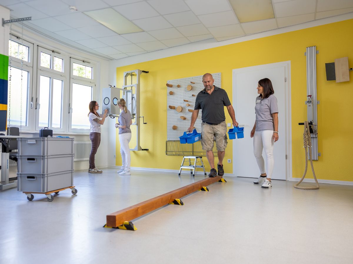 Der Mann muss auf einem Balken laufen 