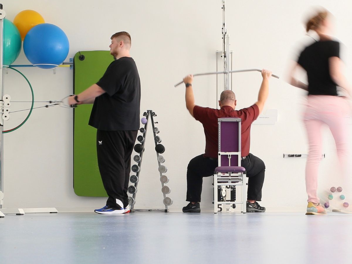 Die Personen betreiben Sport