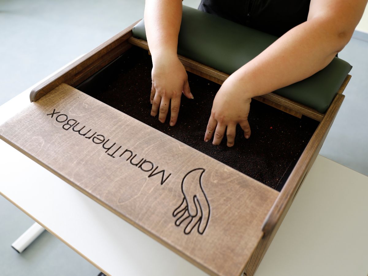 Eine Person die Ihre Hände in einer Box hat 