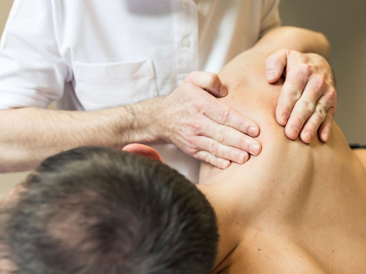 Eine Person die eine andere Person massiert 