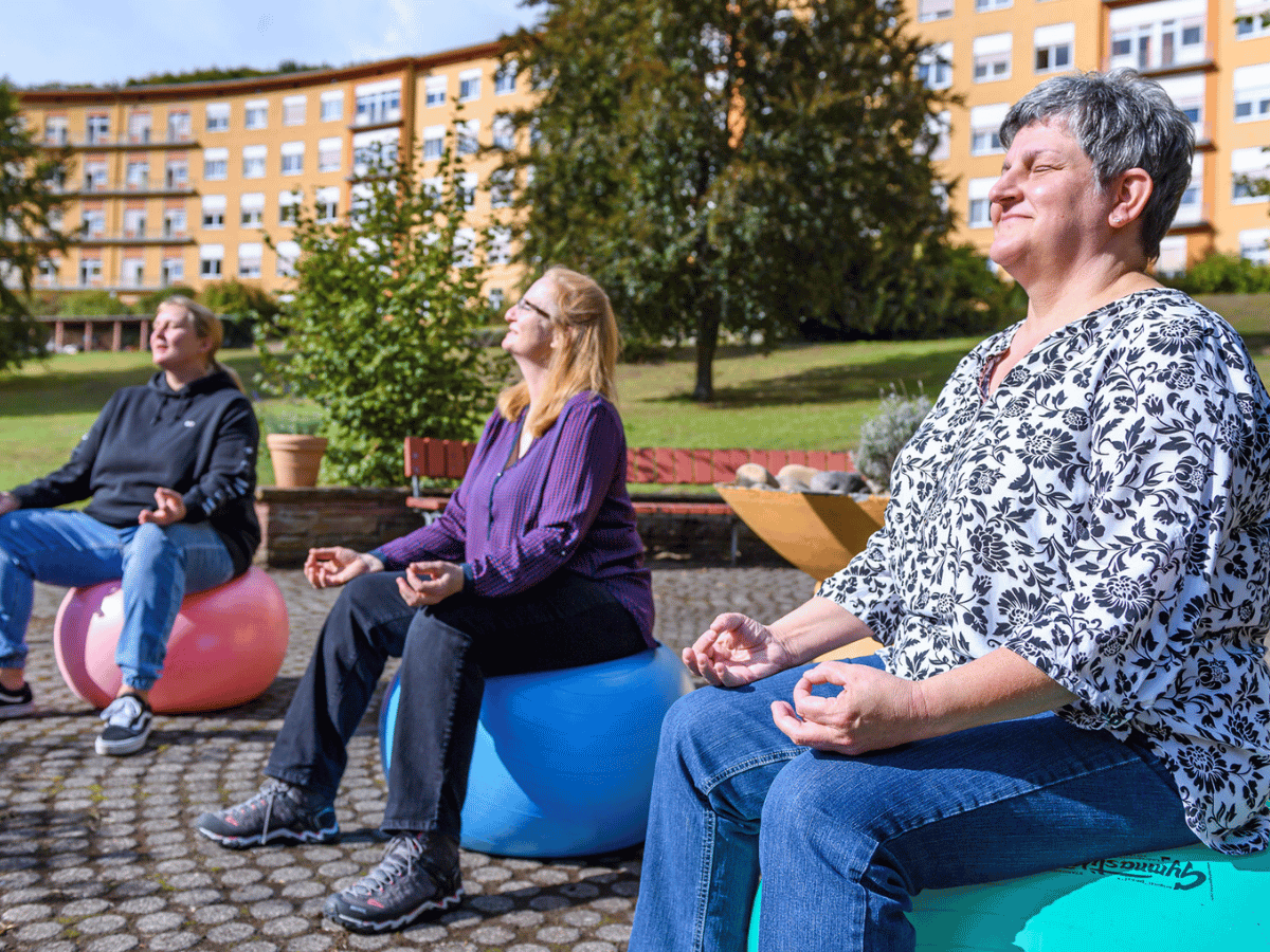 Personen die auf einem Gymnastikball sitzen 