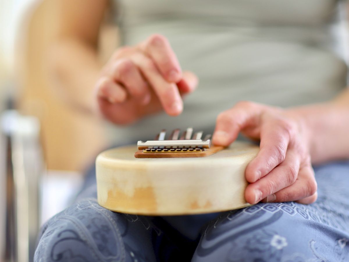 Eine Person die mit einem Instrument, Musik macht 