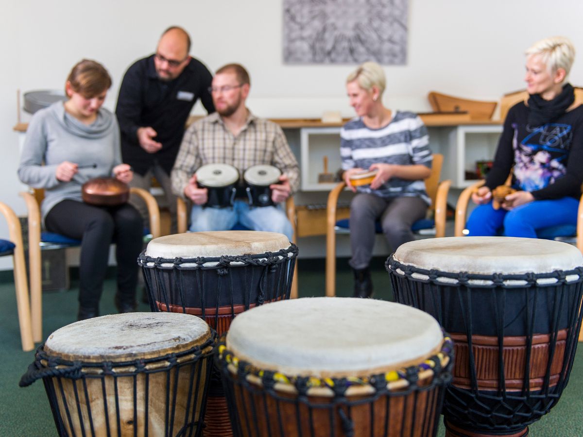 Personen die mit Trommeln Musik machen 