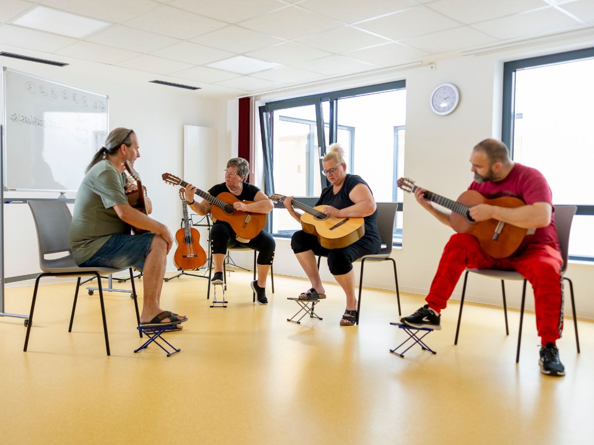 Vier Personen die Instrumente spielen 