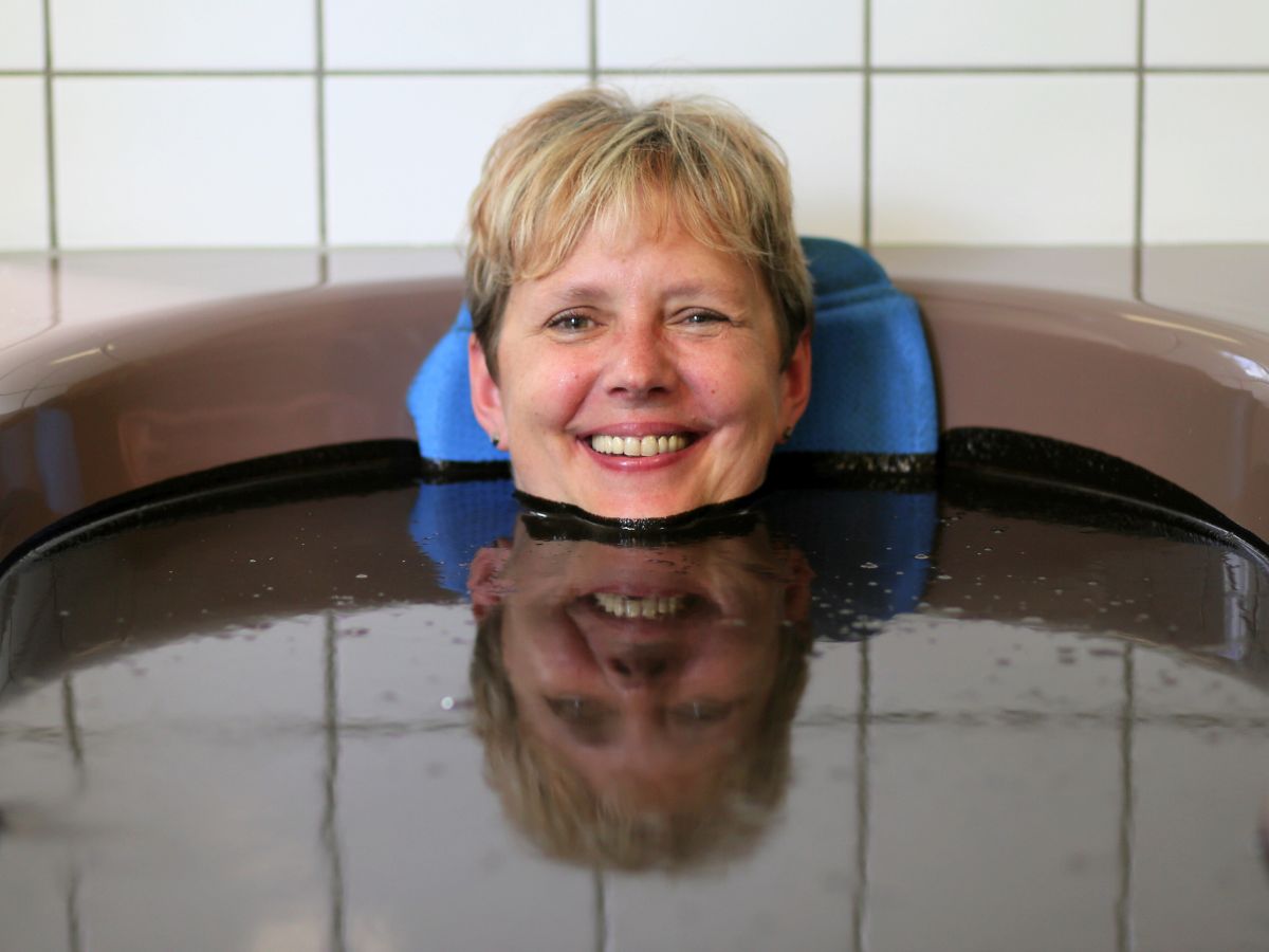 Die Frau badet in Naturmoor