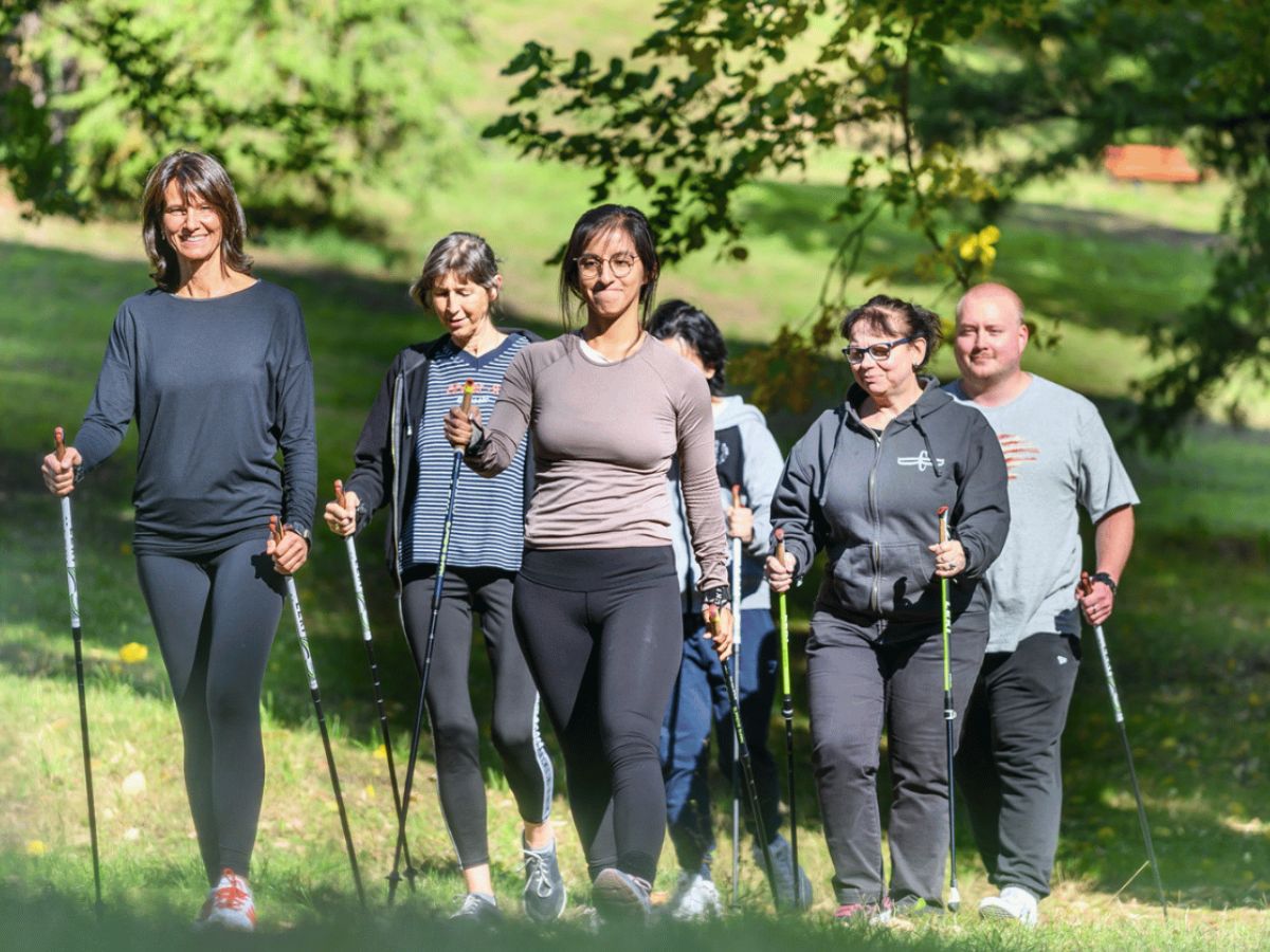 Eine Gruppe die Nordic Walking betreibt 