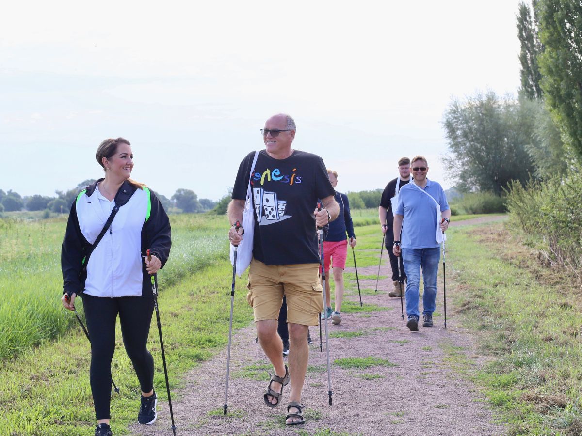 Eine Gruppe die draußen spazieren geht 