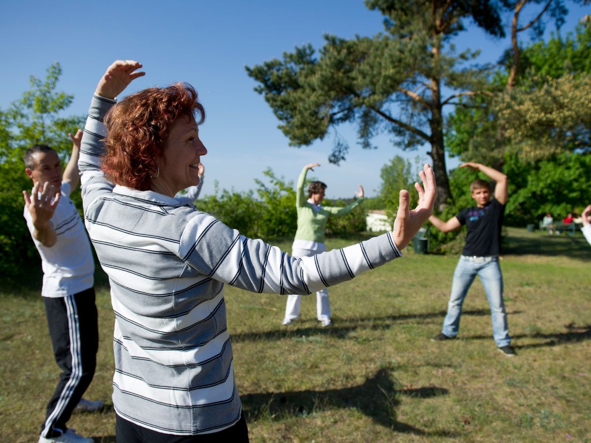 Personen die Übungen draußen machen 