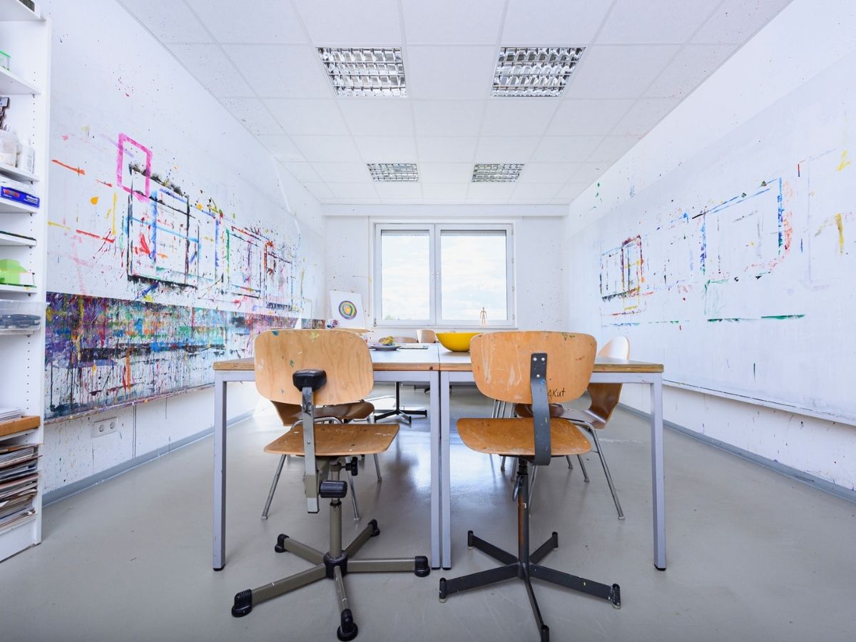 Kunstraum mit Tisch und Stühlen 