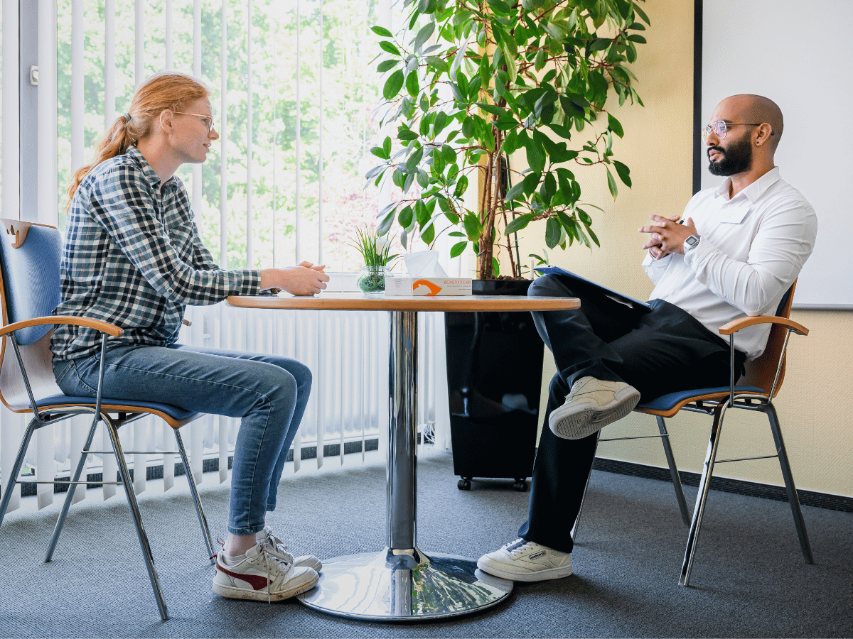Eine Frau und ein Mann die sich miteinander unterhalten 