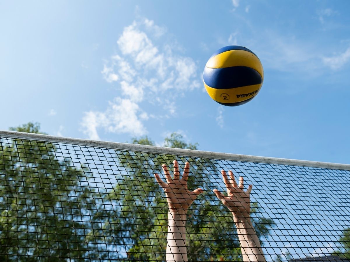 Eine Person wirft einen Volleyball 