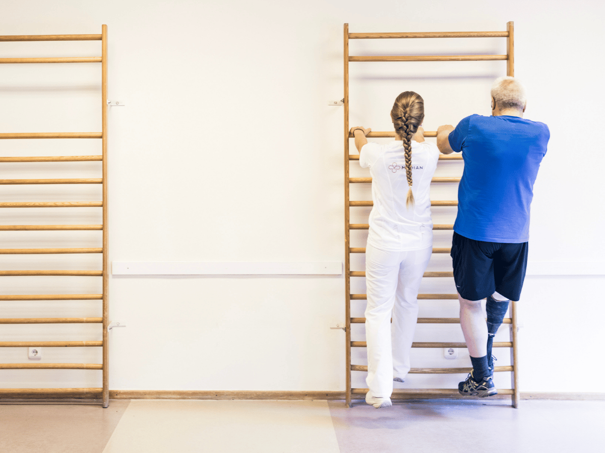 Zwei Personen die an einer Sprossenwand Übungen machen 