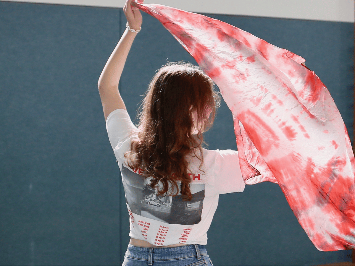 Eine Person die mit einem Tuch tanzt 