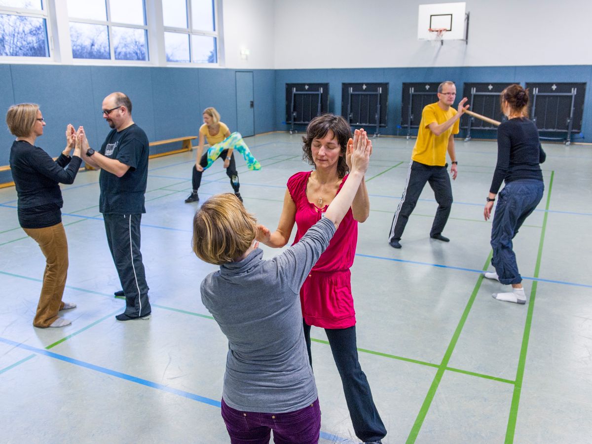 Die Personen tanzen miteinander 