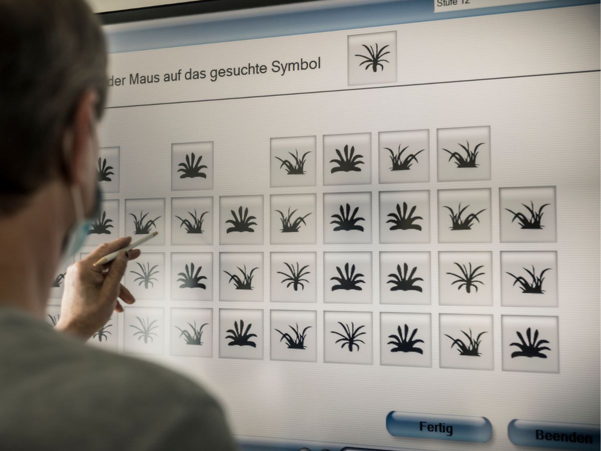 Eine Person die sich ein Bild anschaut 