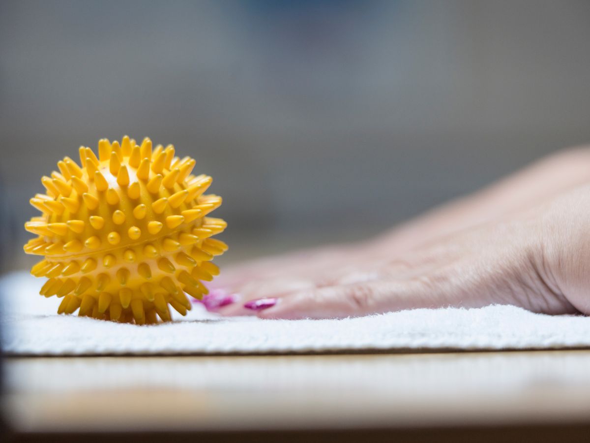 Eine Hand die vor einen Noppenball liegt 