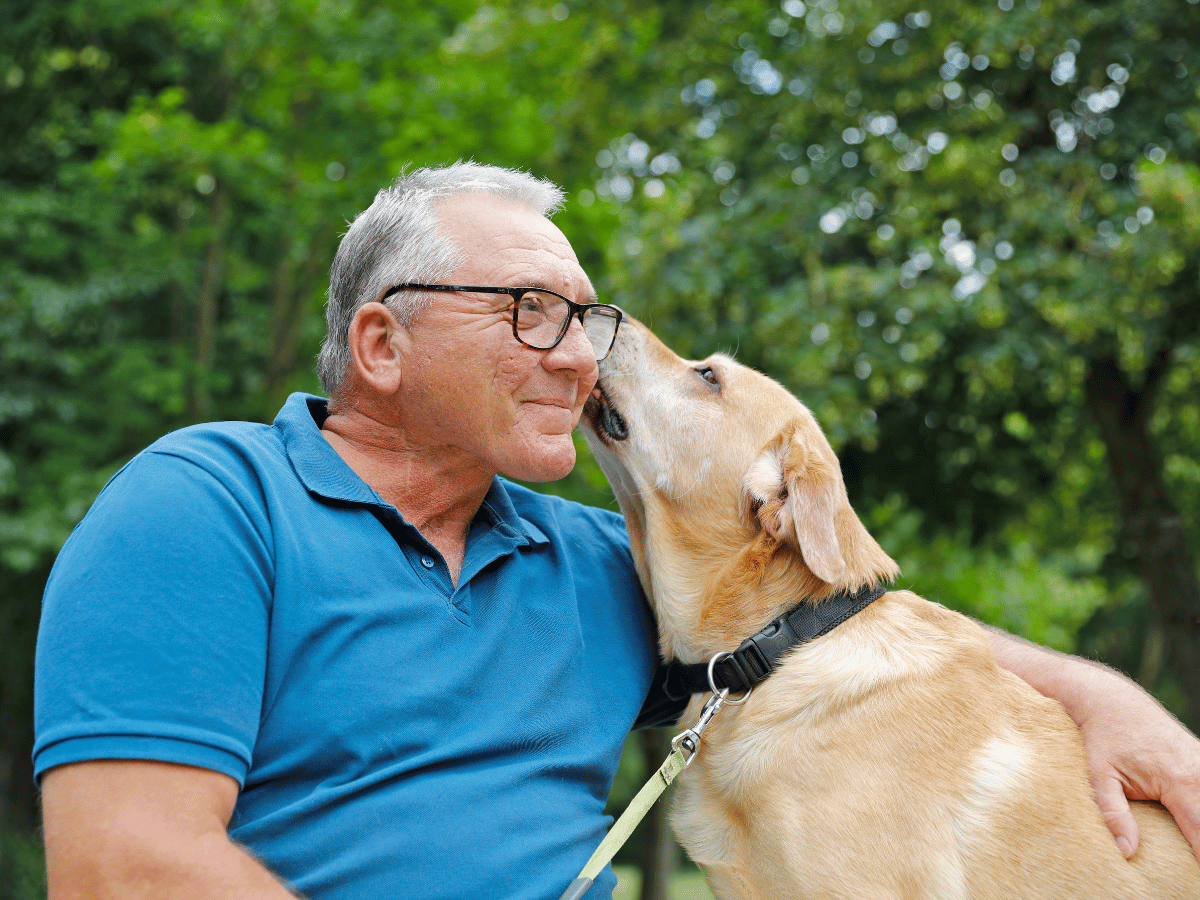 Ein Mann der einen Hund umarmt 