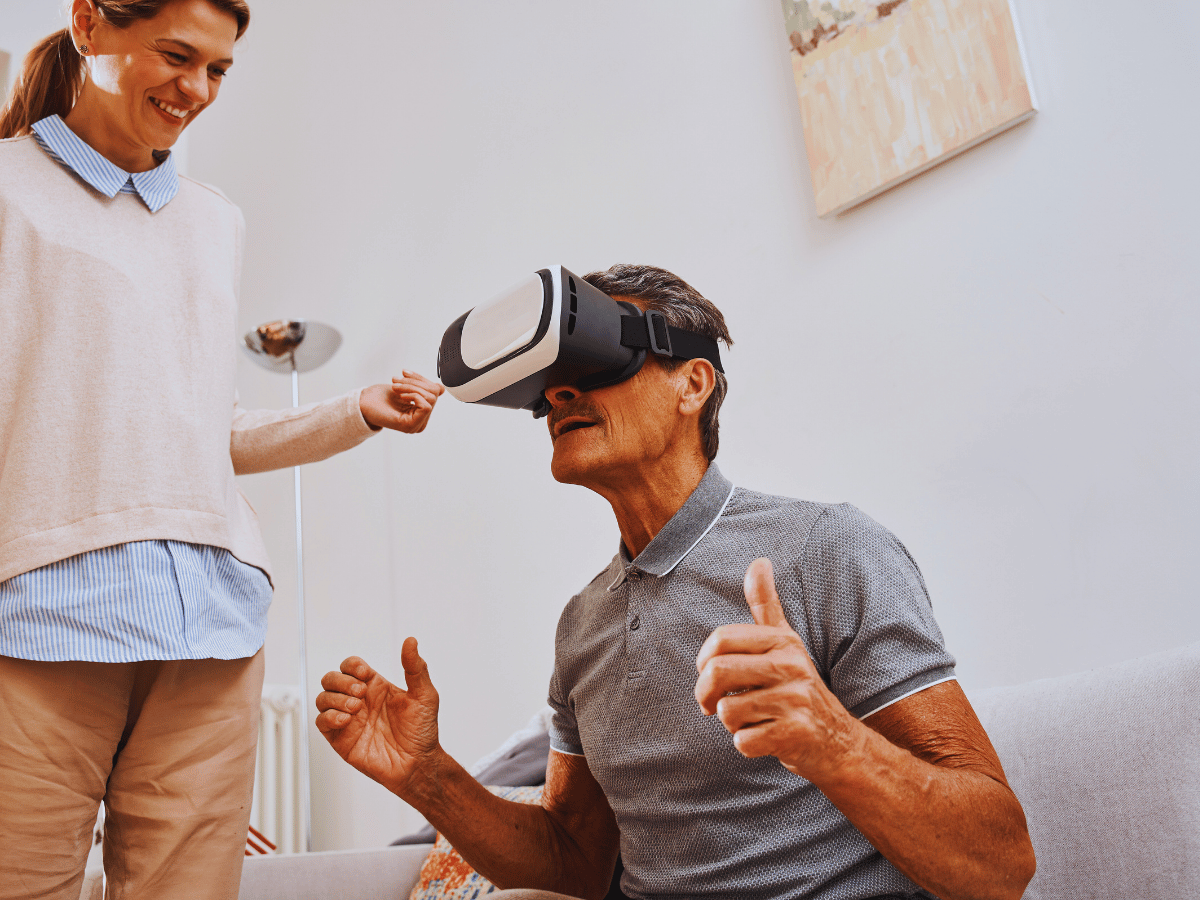 Ein Mann der eine VR Brille auf hat 