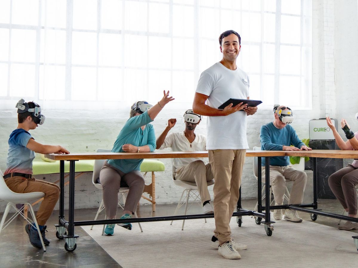 Die Gruppe testet die VR Brillen