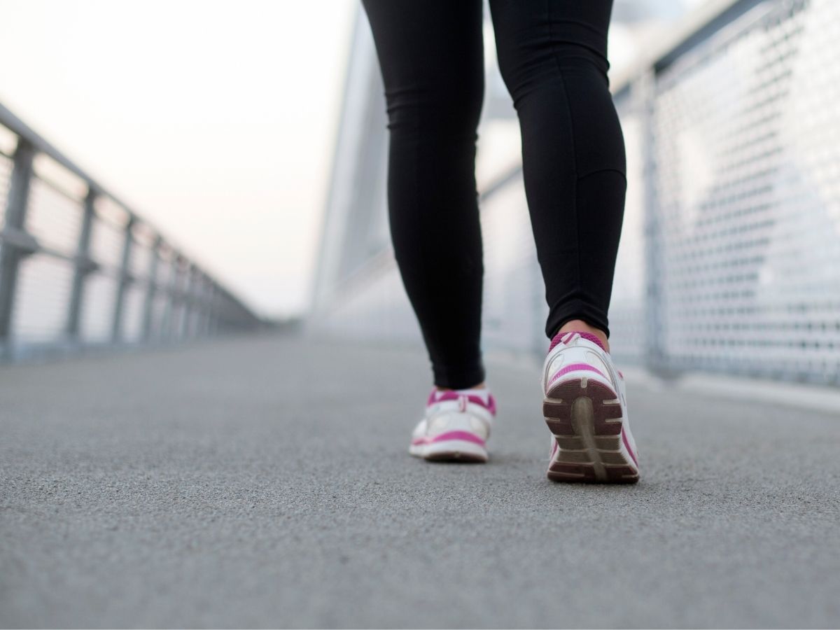 Eine Person die joggen geht  