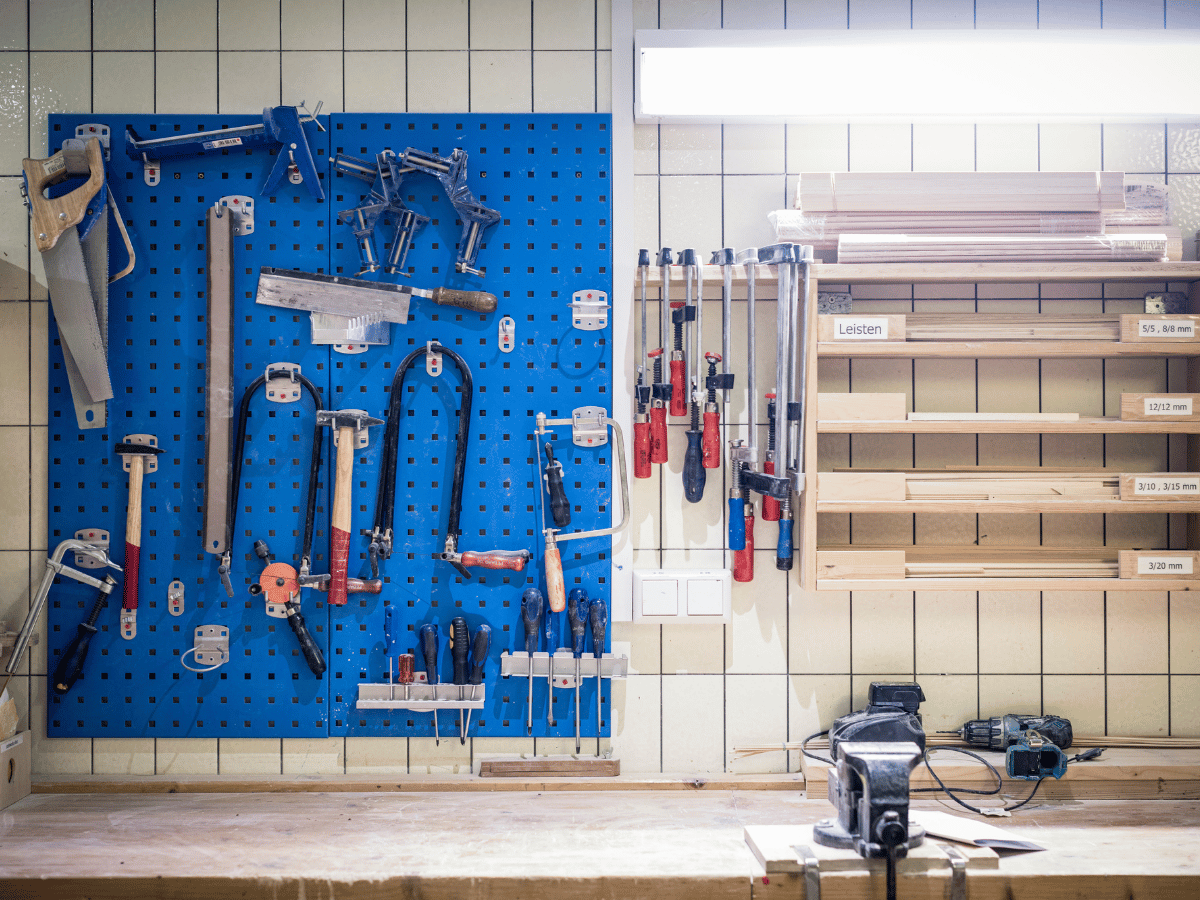 Werkstatt mit einem Werkzeugbrett an der Wand