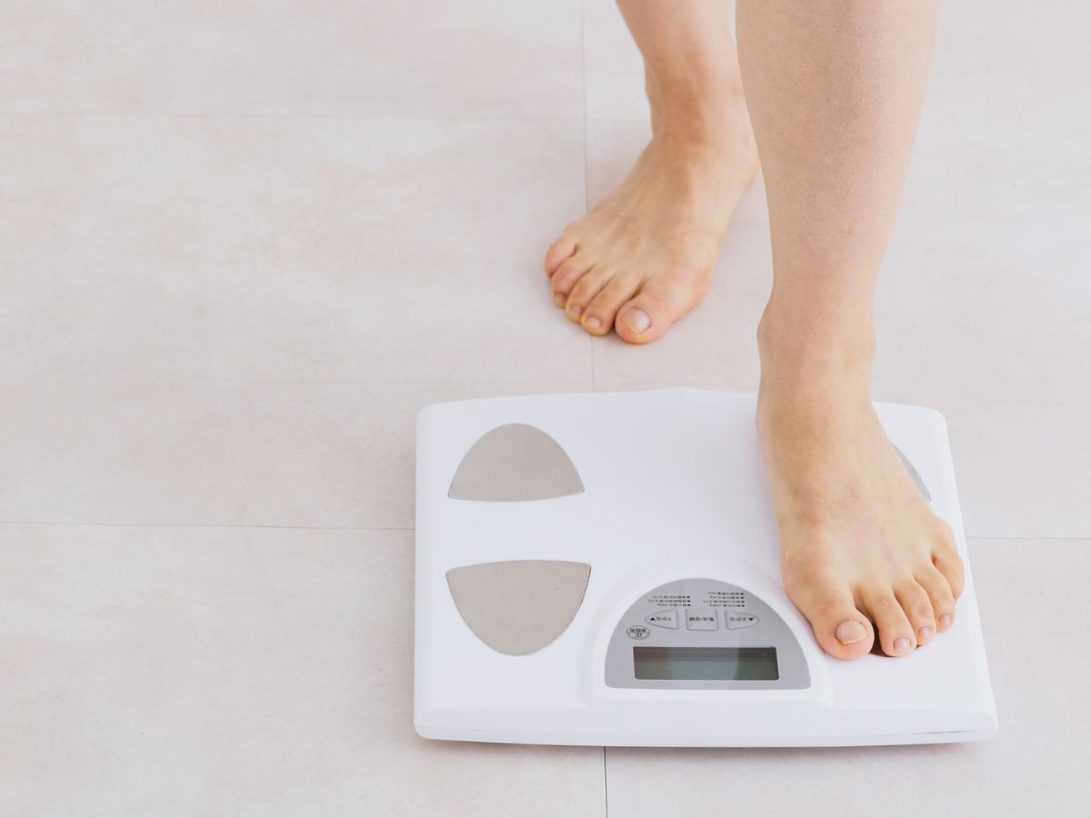Eine Person stellt sich auf die Waage 