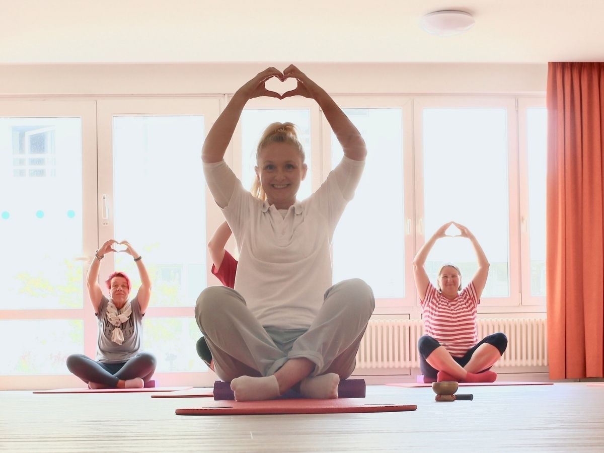 Eine Gruppe Frauen, die gemeinsam Yoga Übungen machen 