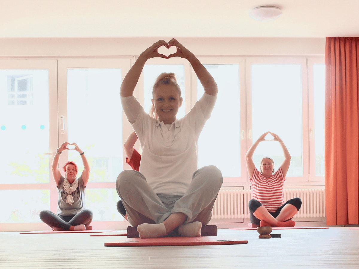 Eine Gruppe Frauen, die gemeinsam Yoga Übungen machen 