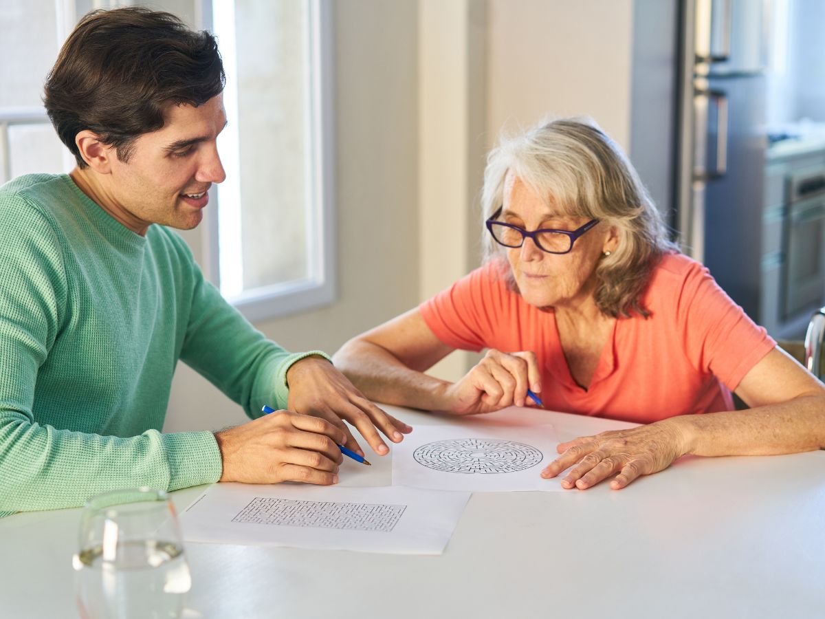 Zwei Personen die mit Karten trainieren 