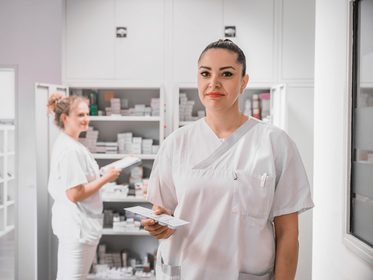 Die Schwester hat eine weiße Arbeitskleidung an