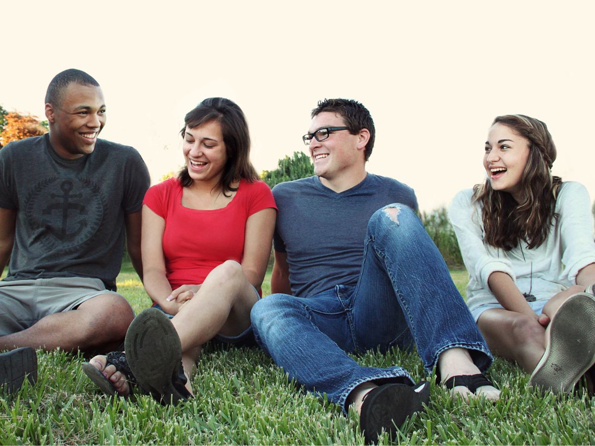 Vier Personen die nebeneinander sitzen 