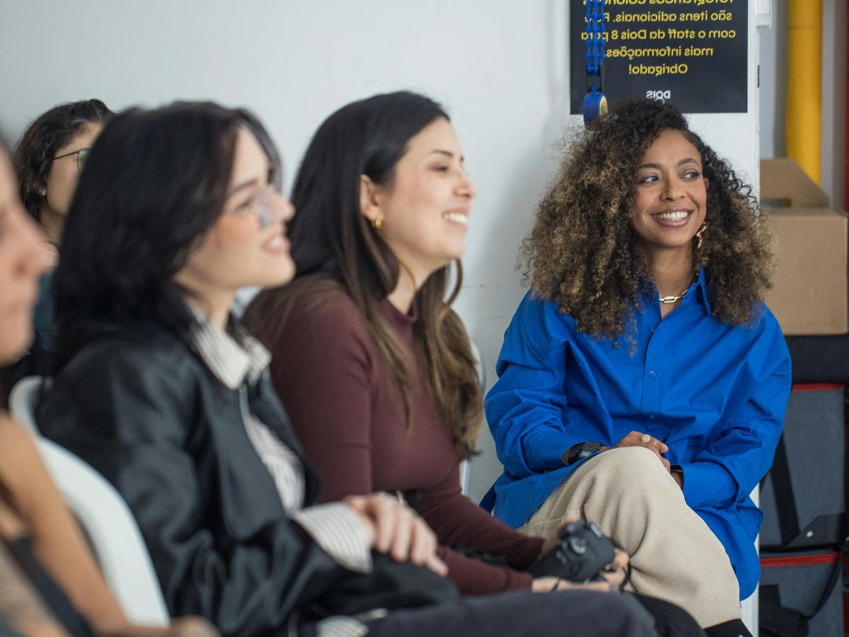 Frauen, die aufmerksam zuhören