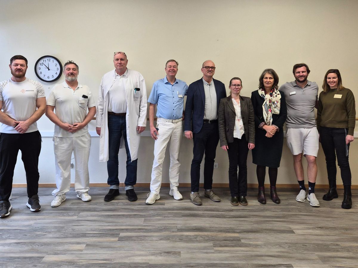 Personen die sich in einer Reihe aufstellen 