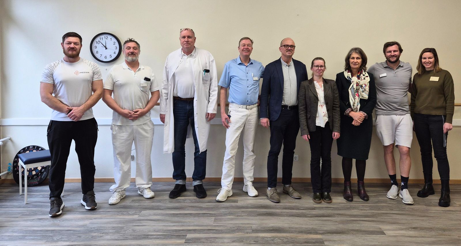 Personen die sich in einer Reihe aufstellen 