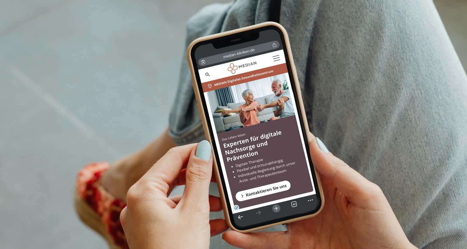 Eine Person die sich eine App auf dem Handy anschaut 