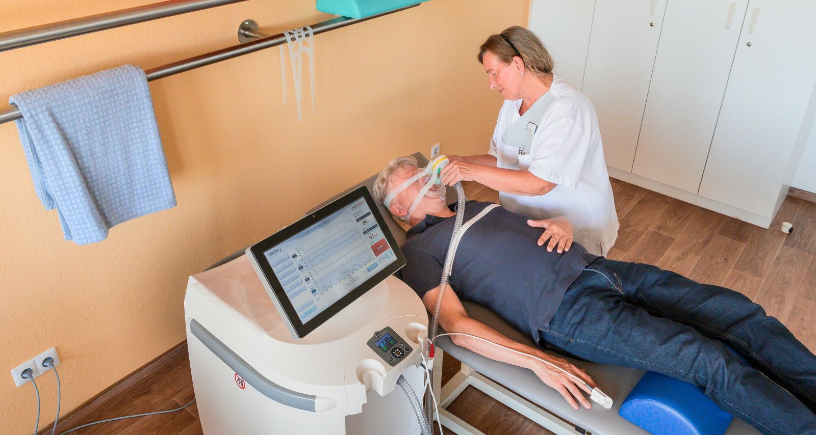 Ein Patient mit seiner Therapeutin währen der IHHT-Therapie