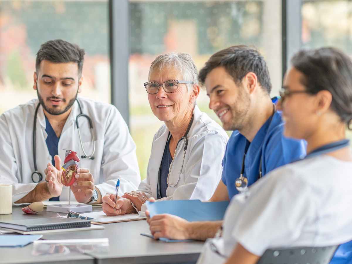 Interdisziplinäres medizinisches Team im Austausch