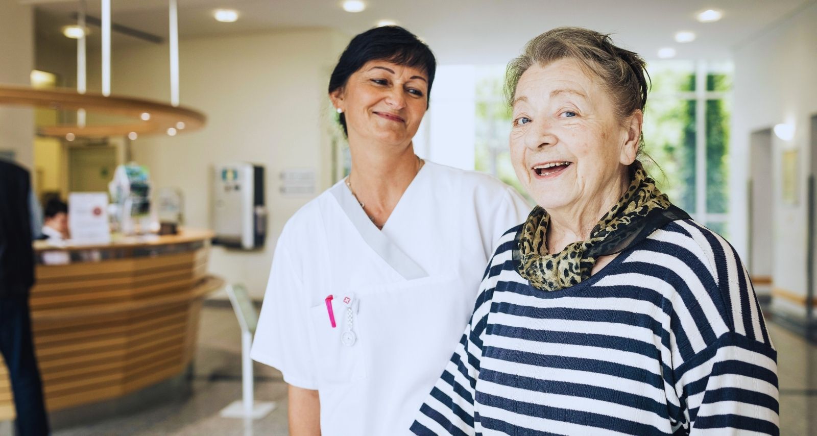 Zwei Frauen die beide lachen 