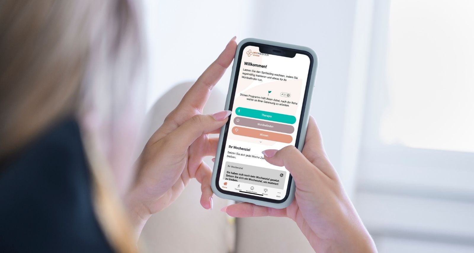 Eine Frau die auf Ihr Handy schaut und eine App offen hat 