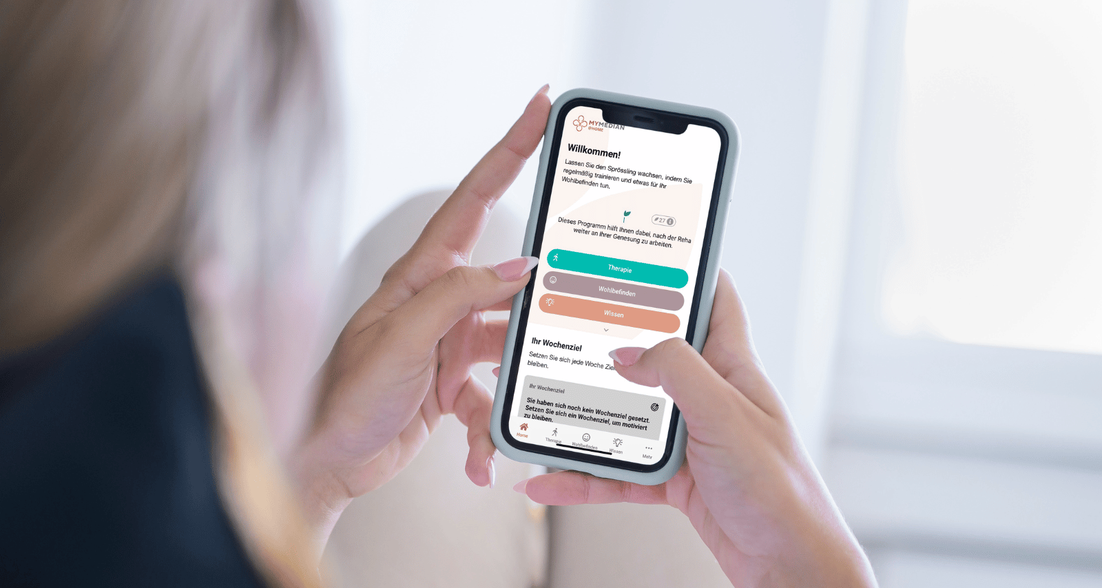 Eine Frau die auf Ihr Handy schaut und eine App offen hat 