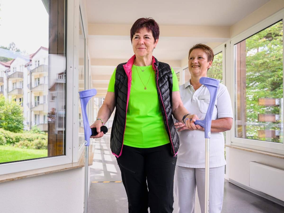 Zwei Frauen laufen auf dem Flur 