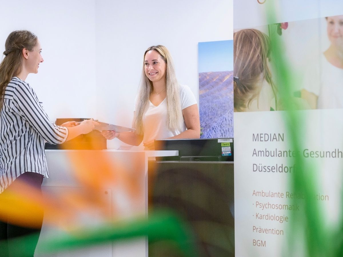 Zwei Frauen unterhalten sich 