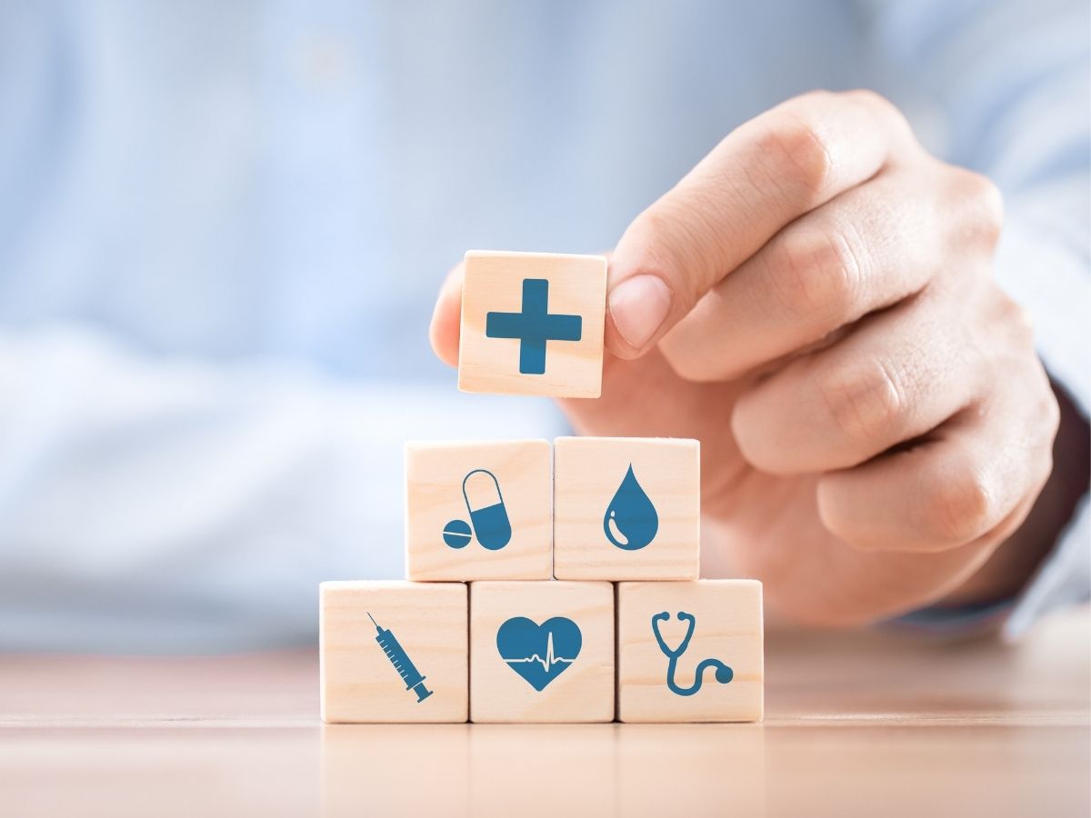 Eine Person die Würfel mit verschiedenen Symbolen übereinander stapelt 