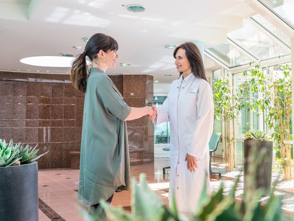 Zwei Frauen die sich die Hand geben 