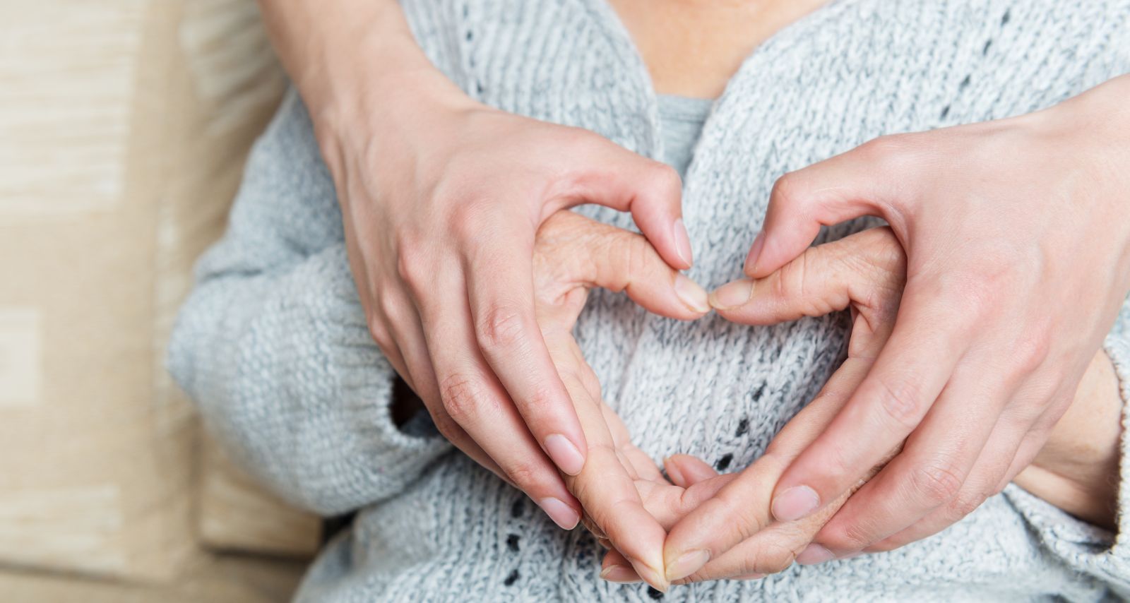 Zwei Personen formen mit ihren Händen ein Herz 